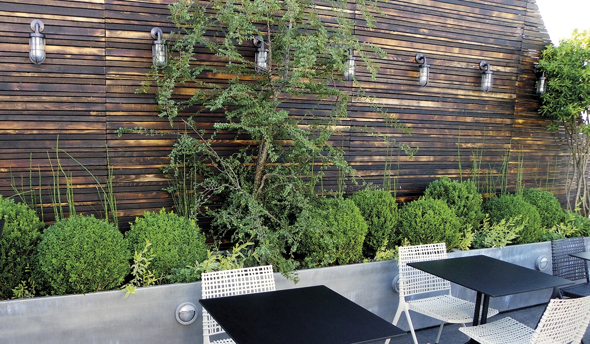 Aménagement extérieur et terrasse bois en châtaignier et bois locaux. Aménagement extérieur et terrasse bois en châtaignier et bois locaux.